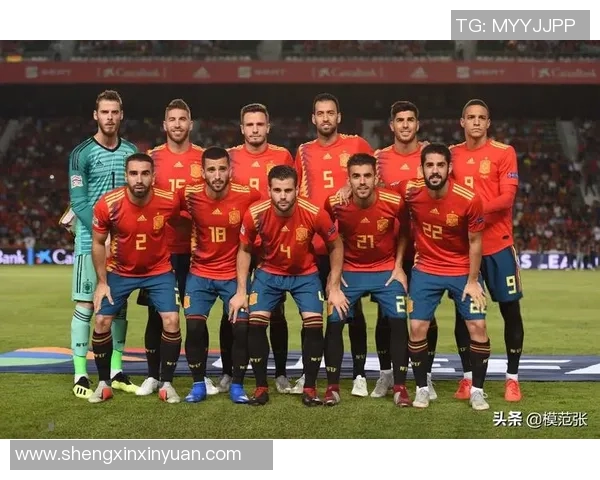 围绕足球球星合影记录难忘瞬间展现球迷热情与荣耀时刻 围绕足球球星合影记录难忘瞬间展现球迷热情与荣耀时刻